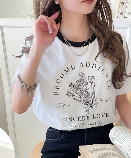トレンドのディテールが魅力。シルケットフラワーカーブロゴリンガー半袖Tシャツ ce1020196