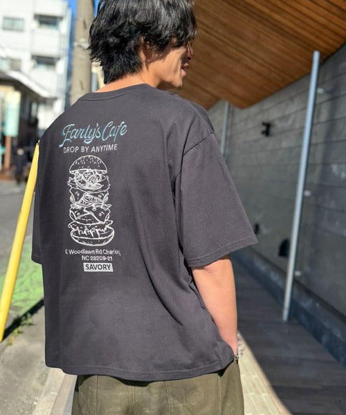 《JaVaジャバコラボ》遊び心のあるカフェロゴが映えるバックプリントT。刺繍使いハンバーガーデザインTシャツ jo1320016