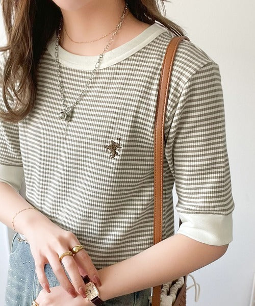 大人可愛いの新定番。袖リンガーボートネック胸刺繍ボーダーTシャツ（半袖） ce1260419