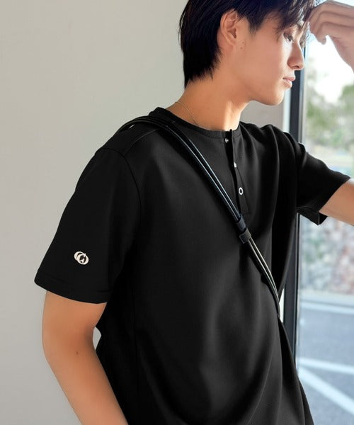 【接触冷感機能付き】肩切り替えショート丈ダンボール素材ヘンリーネックTシャツ／Shoulder Panel Cropped Double-Knit Henley T-Shirt co1010056