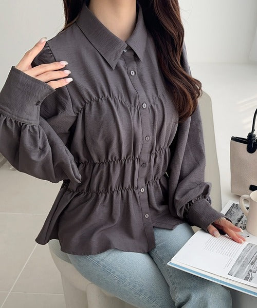 【mily bilet】一枚で、主役級◎。ビスチェ見えパフスリーブペプラム裾シャーリングブラウス（長袖） mi1019100