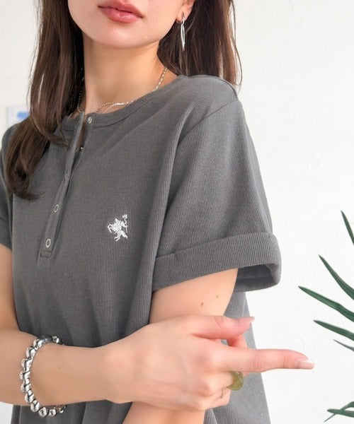 すっきり華奢魅せ。袖ロールアップ胸刺繍入りヘンリーネックリブTシャツ (半袖) ce1410009