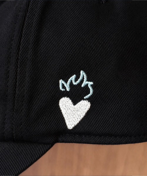 《JaVaジャバコラボ》いつものスタイルに、ちょうどいいアクセント。綿100％手書き風ハート刺繍英字キャップ jv1179082