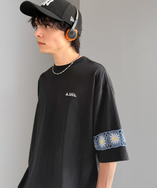 《JaVaジャバコラボ》袖先に遊びと清涼感を。袖クロシェ編み 配色切り替えデザインTシャツ jo1150094