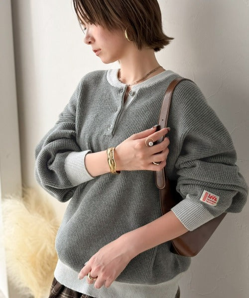 《JaVaジャバコラボ》ふっくら、袖たっぽり。ワッフル編みヘンリーネックオーバーサイズ配色ニット jv1350022