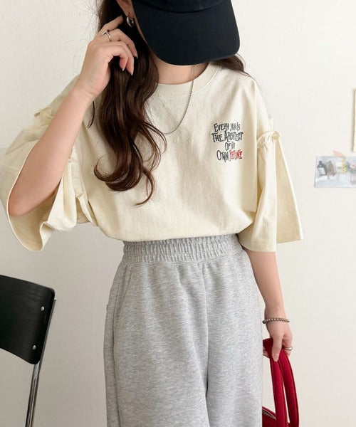 ほどよい甘さと抜け感を。大人かわいい綿100%袖フリル胸刺繍トップス(半袖) ce1020338