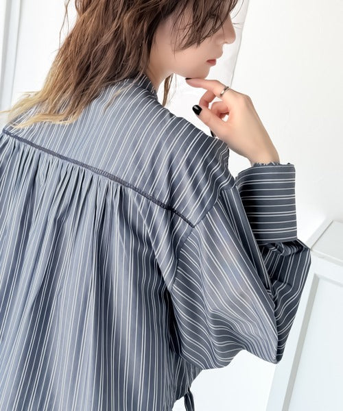 愛らしさと清楚感を両立する、リボンヘムクロップドギャザー長袖ストライプブラウス（ショート丈） ce1070140
