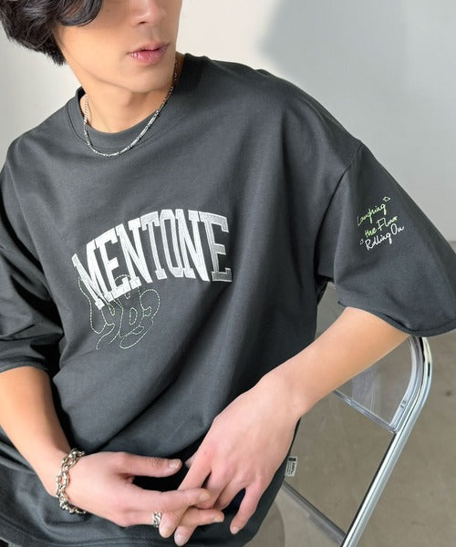《JaVaジャバコラボ》【吸水速乾機能付き】Tシャツ派にこそ試してほしい！さらっと夏場も快適なカレッジロゴ 飛び刺繍 ミニ裏毛Tシャツ jo1150097