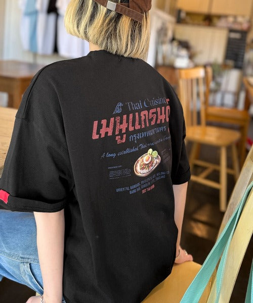 《JaVaジャバコラボ》お洒落見え確定。綿100％タイ料理メニュー風プリントルーズフィットTシャツ(オーバーサイズ) jv1029127