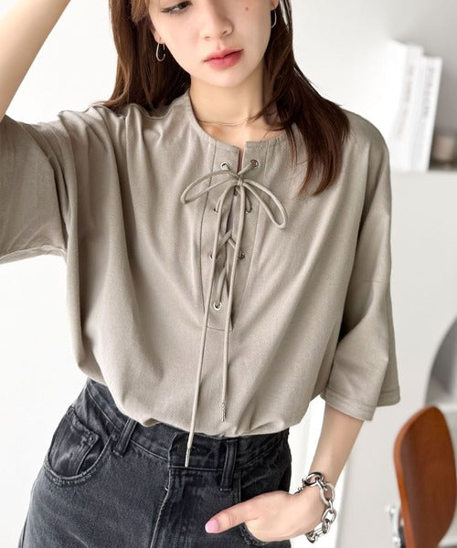 《JaVaジャバコラボ》胸元ひとくせ、抜け感ひとさじ。綿100％ バックロゴプリント 胸元レースアップTシャツ(半袖) jv1260458