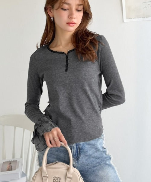 【mily bilet】大人フェミニンを叶える。袖フリルレースヘンリーネックトップス mi1359050