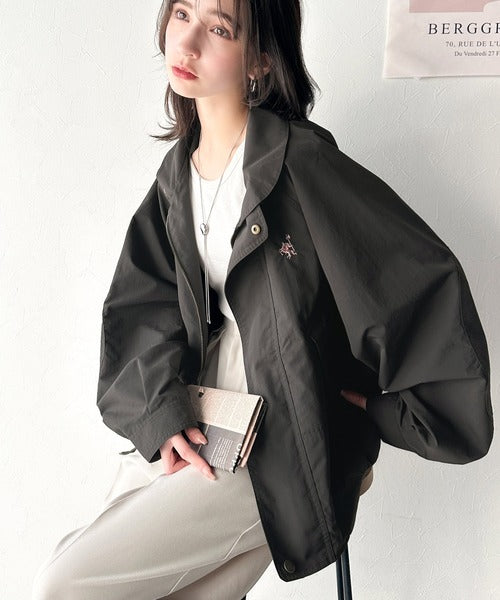《JaVa ジャバコラボ》大人のおしゃれを楽しむ一着！胸刺繍エルボーパッチヴィンテージ風ステッチブルゾン jv1260301