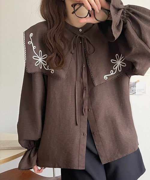 【mily bilet】クラシカルさとモダンさを両立。花刺繍ケープブラウス mi1019115