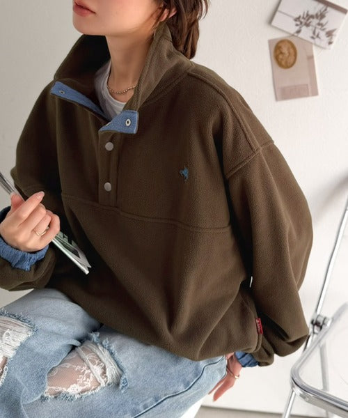 《JaVa ジャバコラボ》暖かさも、お洒落感も、欲張りに。胸刺繍ジャガード切り替えハーフボタンフリースプルオーバー jv1010674