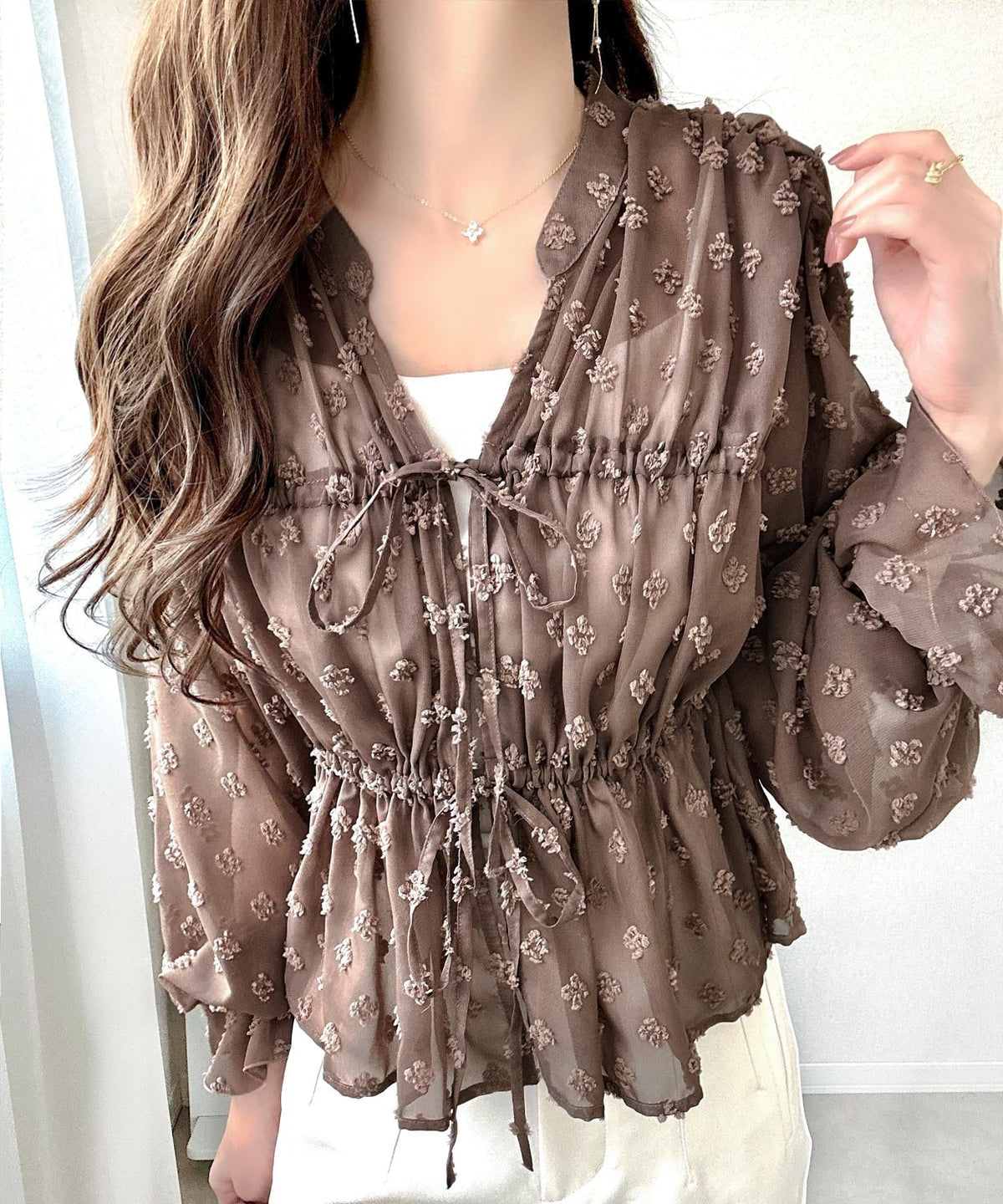 【mily bilet】透け感シフォンでつくる、大人の可憐スタイル。花柄シフォンカーデブラウス（長袖） mi1019105