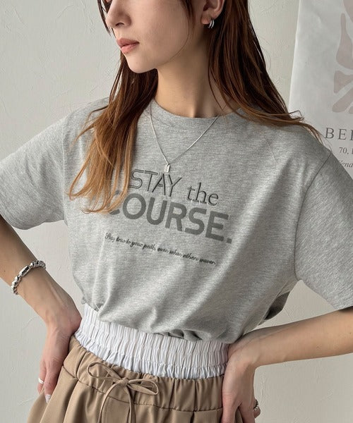【sustaina+】シンプルなのに格上げ感抜群。オーガニックコットン100%前後2wayロゴ刺繍＆フロッキーTシャツ(半袖) ce1260399