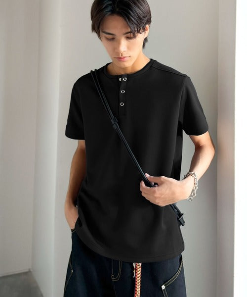 【接触冷感機能付き】肩切り替えショート丈ダンボール素材ヘンリーネックTシャツ／Shoulder Panel Cropped Double-Knit Henley T-Shirt co1010056