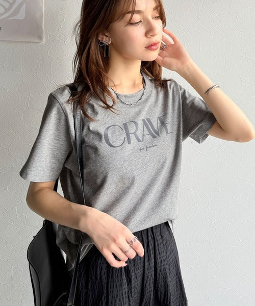 【sustaina+】垢抜けた大人カジュアル。オーガニックコットン100％フロッキーロゴプリントTシャツ ce1260398