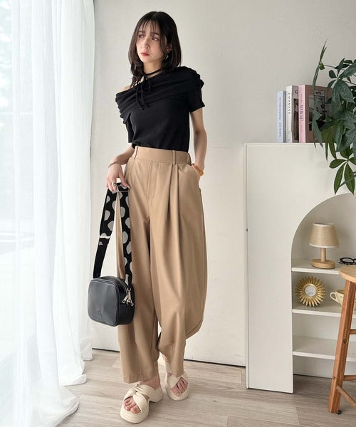 視線を奪う、美デコルテ。華奢見えを叶える、絶妙ドレープが◎ タイ付き五分袖オフショルトップス ce1240086