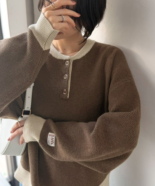 《JaVaジャバコラボ》ふっくら、袖たっぽり。ワッフル編みヘンリーネックオーバーサイズ配色ニット jv1350022