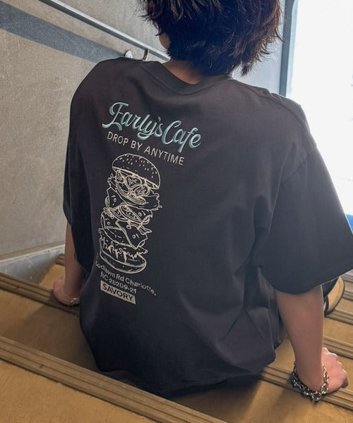 《JaVaジャバコラボ》遊び心のあるカフェロゴが映えるバックプリントT。刺繍使いハンバーガーデザインTシャツ jo1320016