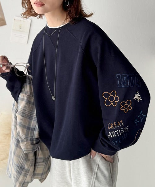 ハンドメイド風刺繍に釘付け。前後2wayランダム袖刺繍裏起毛スウェット ce1050222