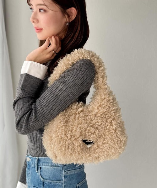 【mily bilet】ふわふわ感と高級感で、季節のおしゃれを格上げ。ロゴプレート使いプードルファーラウンドバッグ mi1179060