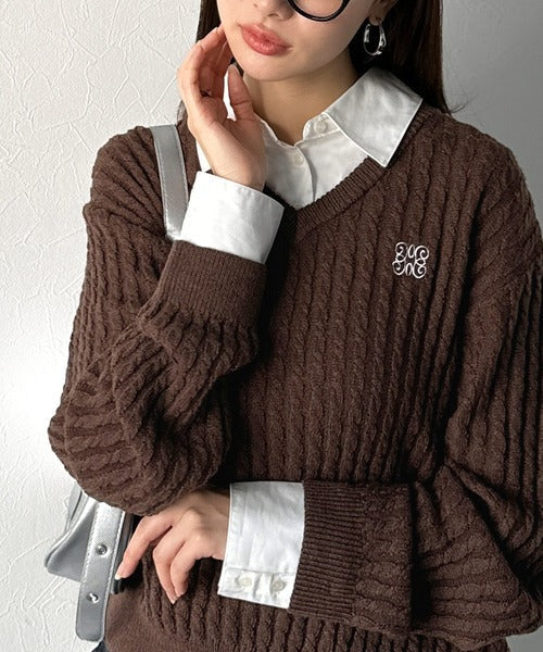 【mily bilet】一枚着るだけで、重ね着風。シャツレイヤード風ロゴ刺繍リブニットプルオーバー（長袖） mi1029172