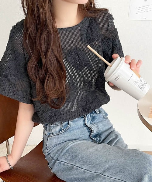 大人のおしゃれ度ワンランクアップ。チュールフラワーコード刺繍半袖Tシャツ ce1260429