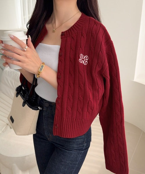 【mily bilet】ほんのり甘い新定番。胸刺繍ケーブル編みニットカーディガン(長袖) mi1259023