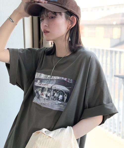 《JaVaジャバコラボ》【接触冷感機能付き】ラフな一枚に物語を。海外フォト刺繍オーバーサイズTEE（半袖） jv1260548