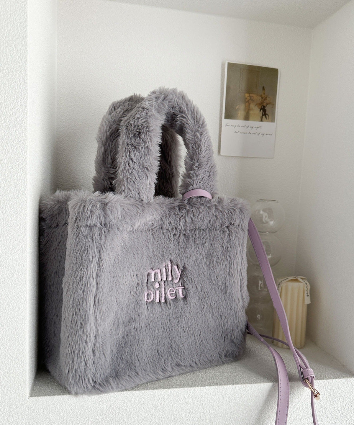 【mily bilet】ふわふわのファーで魅了する。ミニポーチ付きロゴ刺繍ファーショルダーバッグ mi1159036