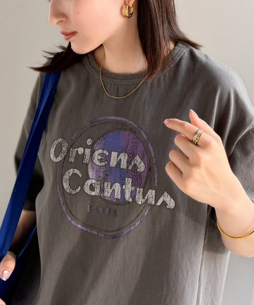 《JaVaジャバコラボ》遊びと余裕をこの1枚で。コットン100％コンパクトグラフィックロゴTEE（半袖） jv1050367