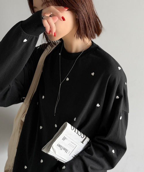《JaVaジャバコラボ》“可愛い”がさりげなく溶け込む。袖ネーム付きミニハート総刺繍Tシャツ(長袖) jv1010498