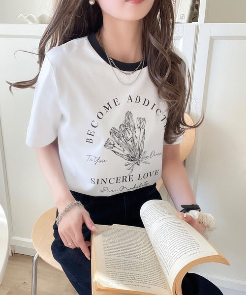トレンドのディテールが魅力。シルケットフラワーカーブロゴリンガー半袖Tシャツ ce1020196