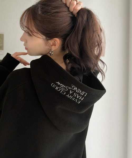 ふわっとあったか、秋冬の“欲しい”をぎゅっと♪刺繍デザインスキッパー衿フリースパーカー ce1020395