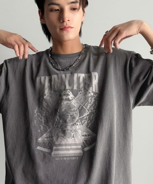 「1着でキマる。」ピグメント加工マットグラフィック柄Tシャツ / Pigment-Washed Matte Graphic T-Shirt co1150028