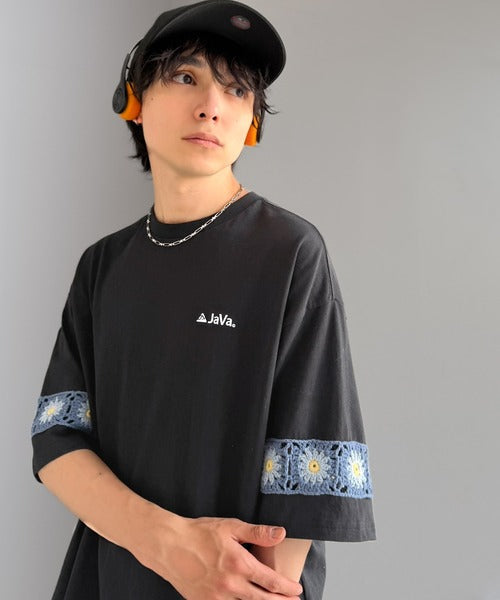 《JaVaジャバコラボ》袖先に遊びと清涼感を。袖クロシェ編み 配色切り替えデザインTシャツ jo1150094