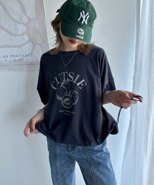 毎日のスタイルを楽しく彩る。前後2way裾ドロストフルーツグラフィックTシャツ ce1050269