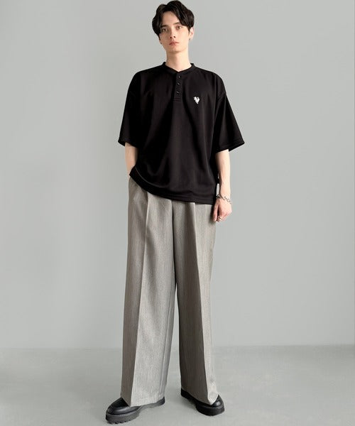 「大人びた遊び心。」刺繍入りハイクオリティダブルフェイス素材バンドカラーポロシャツ／Embroidered High-Quality Double Face Band Collar Polo co1150027