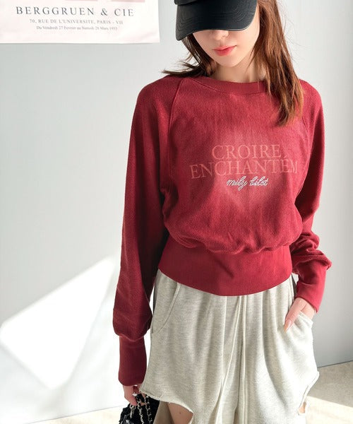 【mily bilet】カジュアルだけどこなれ感たっぷり。ラインストーン＆ぼかしプリント裏毛使いスウェットクロップド丈トップス mi1329014