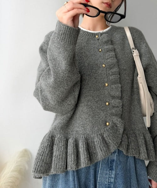 ふわっと甘く、上品に。フリルが彩る、ふわもちフリル金ボタンニットカーディガン（長袖） ce1020375