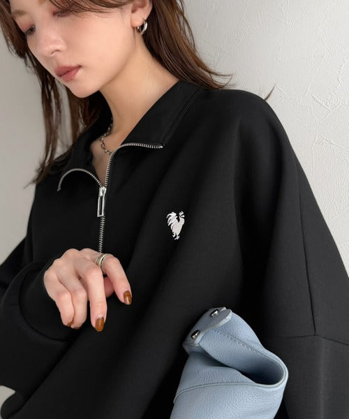 胸刺繍ダンボール素材オーバーサイズショート丈ドルマンスリーブハーフジッププルオーバー（長袖）／Chest Embroidered Double-Knit Oversized Cropped Dolman Sleeve Half-Zip Pullover co1010072
