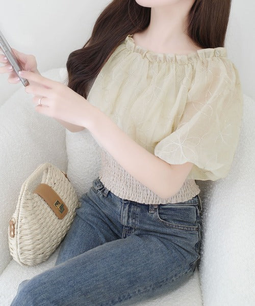 【mily bilet】あなたのスタイルにさらなる魅力をプラス。オフショル2WAY花柄コード刺繍バックリボンブラウス mi1139077