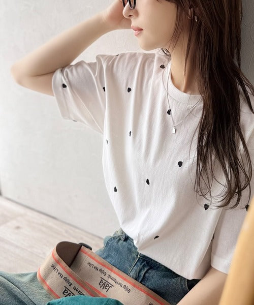 《JaVaジャバコラボ》春夏のカジュアルに、大人の“可愛い”をプラス。ミニハート刺繍Tシャツ（半袖） jv1010470