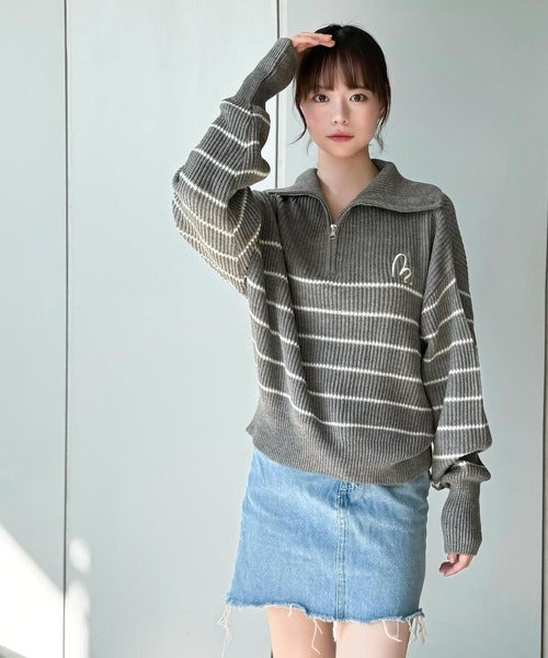 【mily bilet】キュンと大人可愛いボーダーニット。胸刺繍ハーフジップニット mi1029043