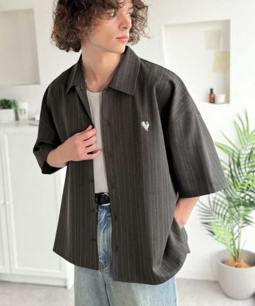 《JaVaジャバコラボ》羽織りとしても重宝する、汎用性の高さが魅力！刺繍入り ヘリンボーン織ストライプ柄 オーバーサイズ半袖シャツ jo1010044