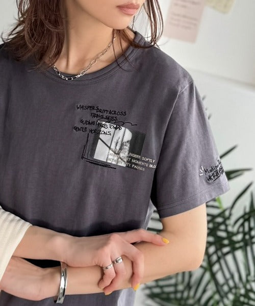 ラフでも品格、シンプルでも存在感。オーガニックコットン混 綿100％ グラフィック飛び刺繍フォトTシャツ（半袖） ce1260537