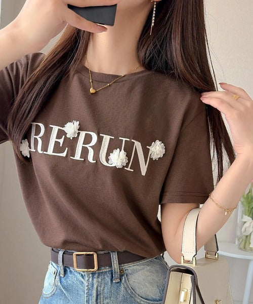 【mily bilet】フロント刺繍でさりげなく華やぐ♪ 立体花モチーフＴシャツ（半袖） mi1359053