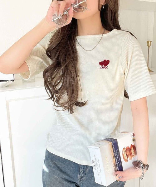 胸元にキュン。ハートサガラ刺繍テレコリブ素材ボートネックTシャツ（半袖） ce1330019